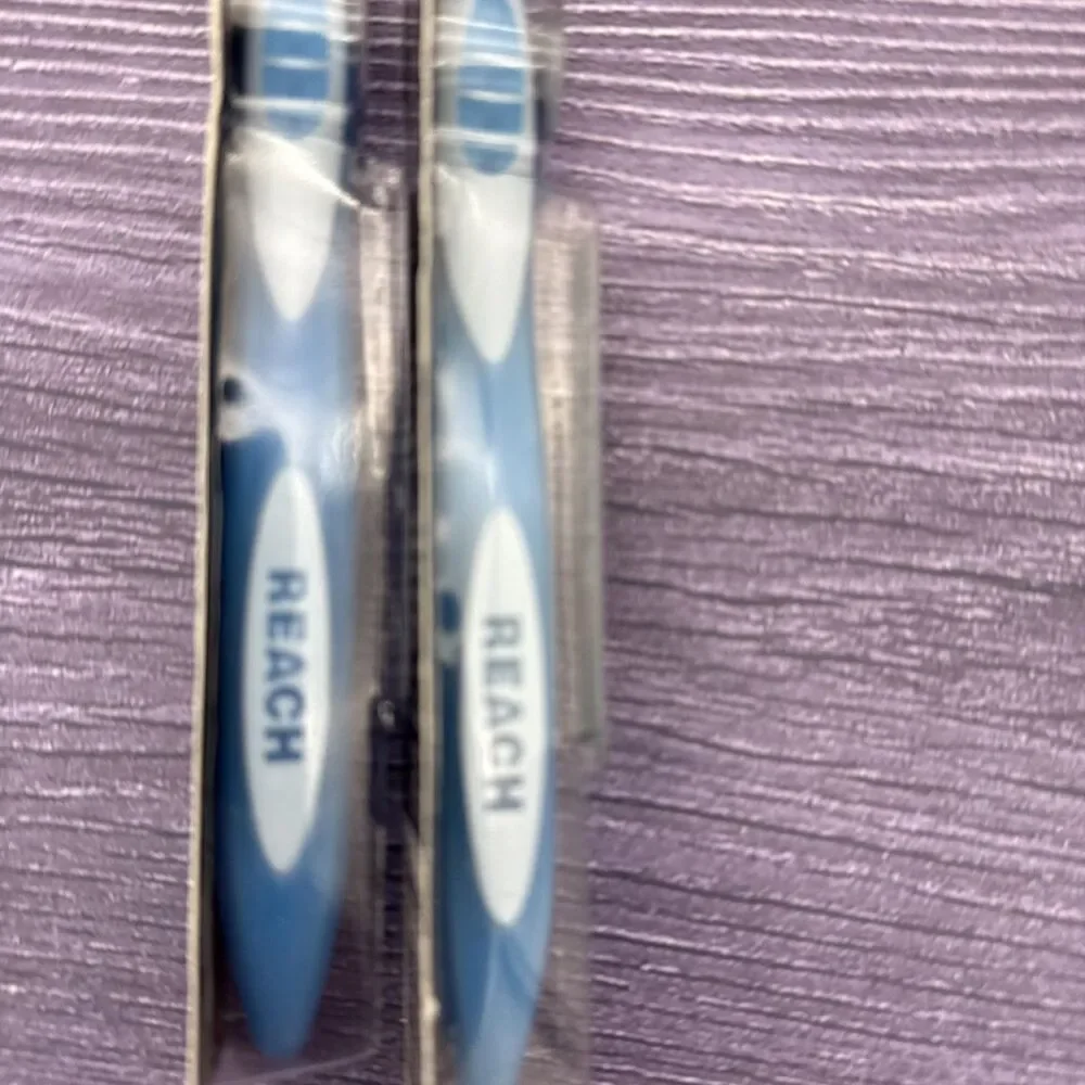 2 REACH Clean & Whiten Toothbrush MEDIUM Full Head 71 Tongue Stain Removing Pad